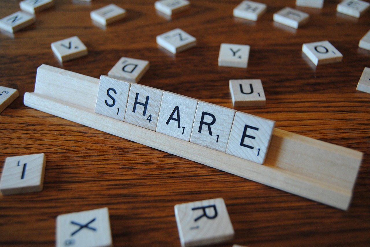Share, game, words — Eat-and-Run Police and Identifying Advantage Players