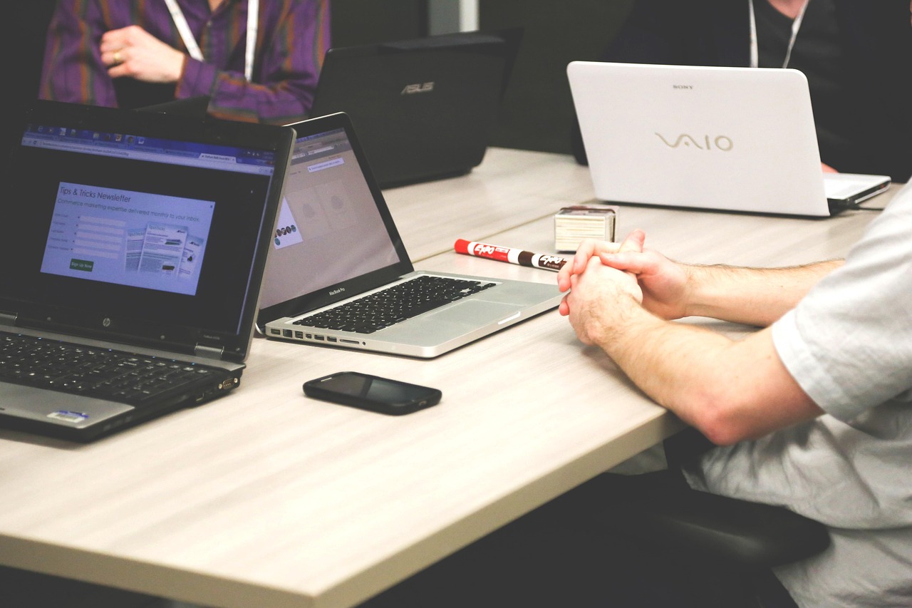 Laptops, meeting, businessmen — Hazards When Working With Metal