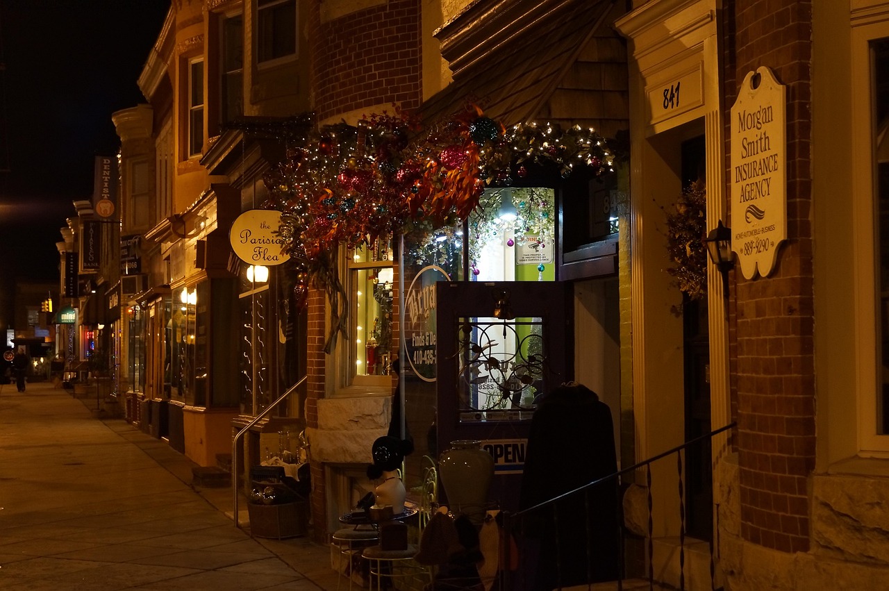 Storefront, night time, city — How to open a CBD Shop in Italy : the bureaucracy