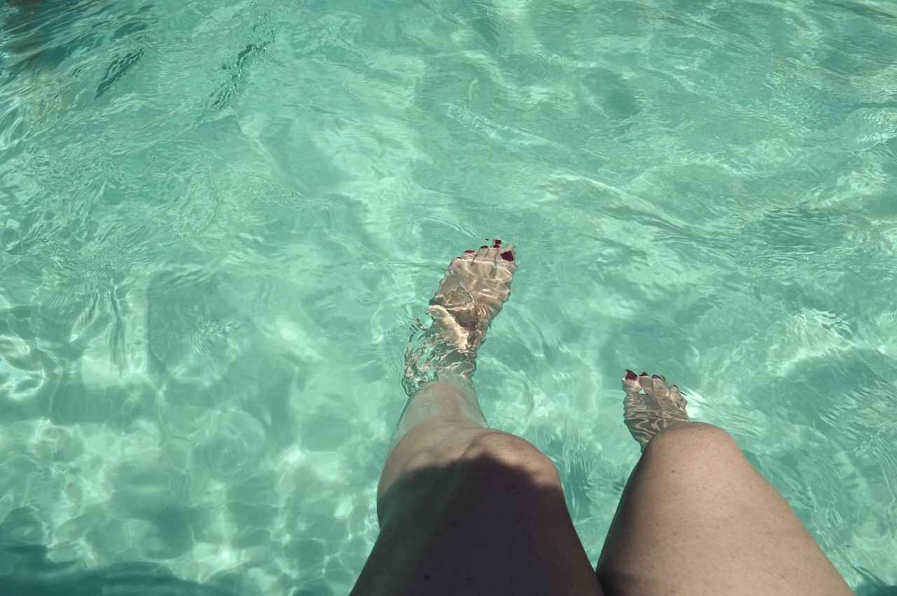 Pool, dip, feet — Refresh Your Look with New Crocs Dames Collection