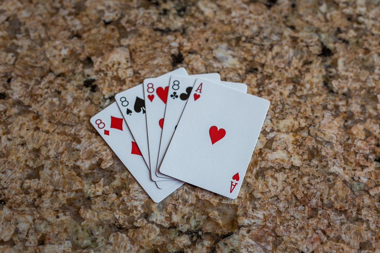 Who controls the fairness of online baccarat games?
